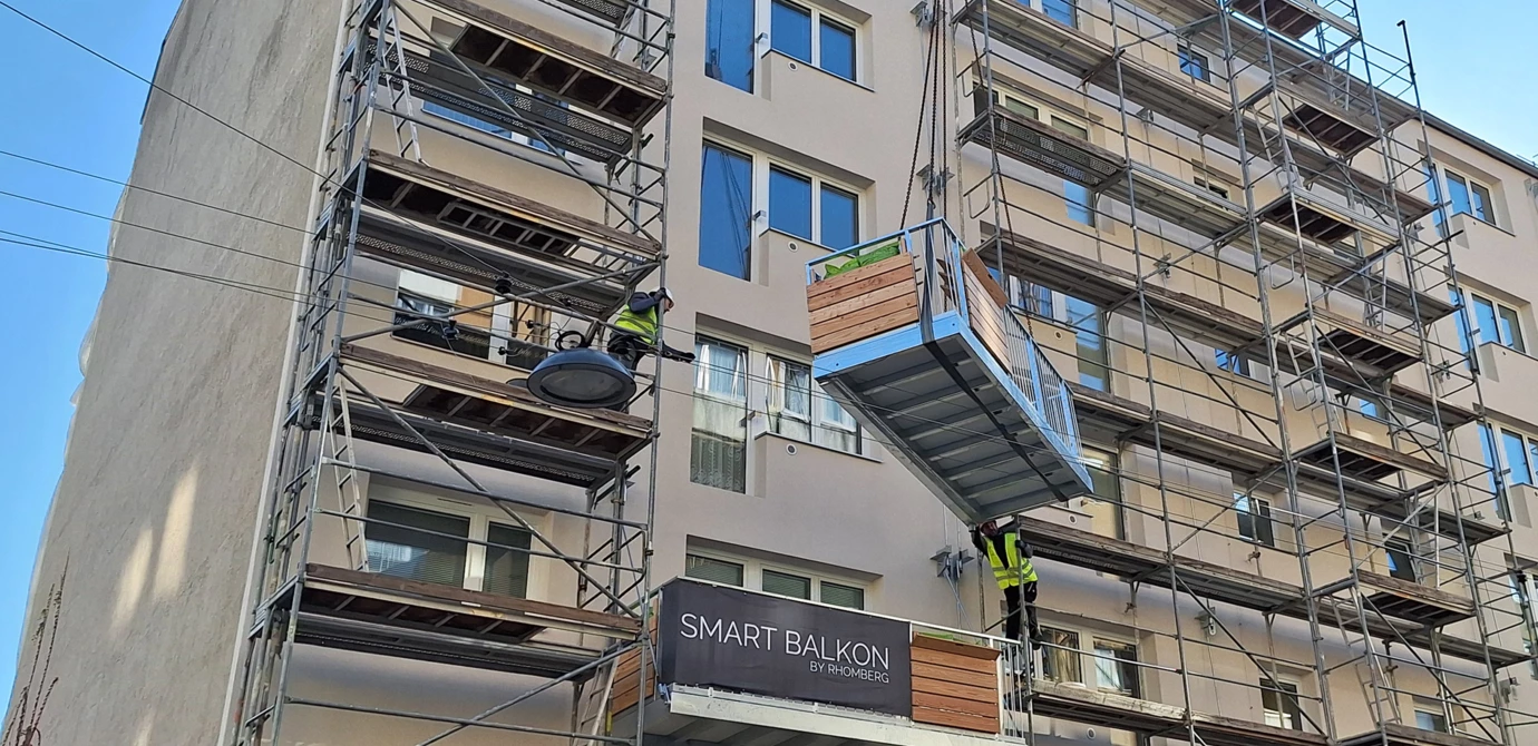 Für das Verheben und Montieren der ersten „Essbar“-Balkone in Wien-Favoriten hat Rhomberg Bau Wien gerade einmal 20 Minuten pro Einheit benötigt.
Bild: Rhomberg Bau Wien Für das Verheben und Montieren der ersten „Essbar“-Balkone in Wien-Favoriten hat Rhomberg Bau Wien gerade einmal 20 Minuten pro Einheit benötigt.
Bild: Rhomberg Bau Wien